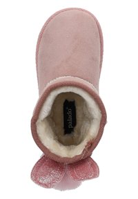Botín de ante rosa con forro de terciopelo beige. Presenta un adorno de lazo brillante rosa y un detalle de borde cosido. Textura suave en toda su superficie.
