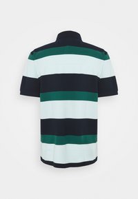 Polo à manches courtes avec de larges rayures horizontales navy, vertes et bleu clair, vu de dos sur un fond blanc.