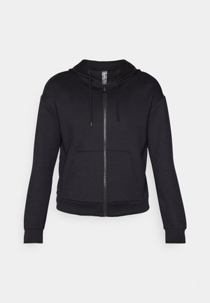 Crna zip-up dukserica koja je izrađena od mekanog materijala, s postavljenom kapuljačom, vezicom, prednjim džepovima i rebrastim manžetama i donjim rubom.