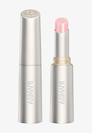 Sølv cylindrisk tube med Armani læbepomade, hvor lyserød pomade er synlig, hætten er fjernet og placeret ved siden af.