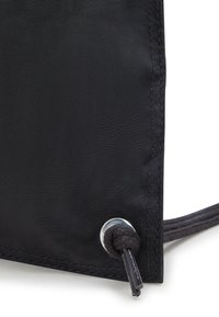 Borsa in tessuto nera con superficie testurizzata, occhiello in metallo e chiusura a coulisse. Il design è semplice e funzionale.