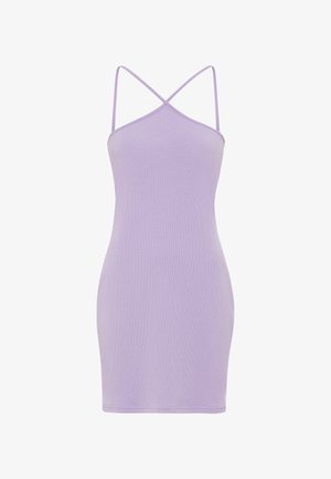 Liliowa sukienka bodycon z prążkowanego materiału, z cienkimi skrzyżowanymi ramiączkami i dopasowanym krojem. Gładka tekstura, długość do kolan.