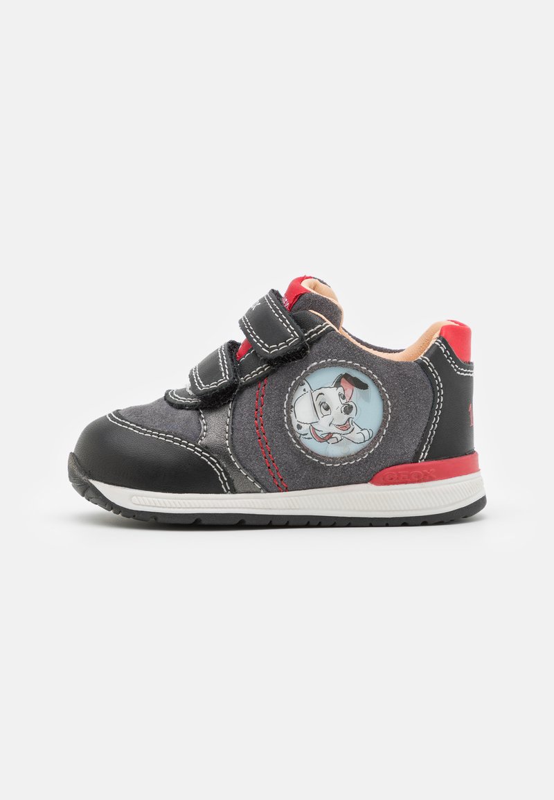 Kinder sneakers in zwart en grijs suede met rode accenten, voorzien van een karakterpatch en dubbele klittenbandsluitingen voor het vastmaken.