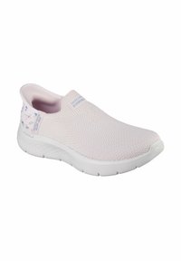 Zapatilla slip-on de un suave tono rosa con parte superior de punto transpirable, suela texturizada blanca y detalles florales en el talón. Sin cordones visibles.