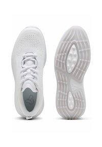 Hvide atletiksko med øverste del i mesh, snøredesign og en tekstureret gummisål med fleksriller og polstrede puder.