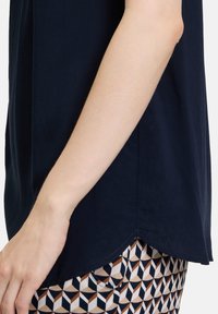 Betty Barclay MIT RUNDHALSAUSSCHNITT - Blouse - dunkelblau