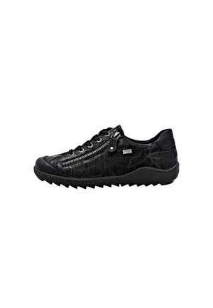 Baskets noires avec une tige en cuir texturé, dotées d'une fermeture éclair latérale, d'un bout rond et d'une semelle en caoutchouc avec des motifs de traction.
