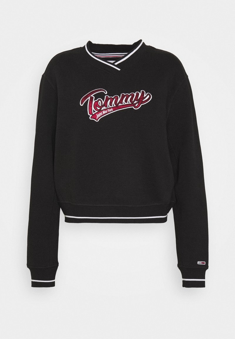 Sweat-shirt court noir avec un col en V, ornée d'accentuations à rayures blanches et du logo brodé "Tommy Jeans New York" en bordeaux. Tissu doux, manches longues.