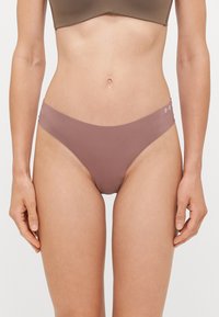 Bikini onderkant in een zachte mauve kleur, gemaakt van gladde stof met minimale bedekking, met een lage taille en subtiele branding aan de zijkant.