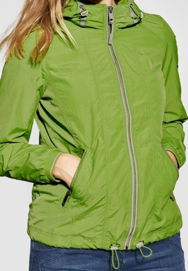 Zielona lekka kurtka z przodu na zamek błyskawiczny, regulowanym kapturem, dwiema bocznymi kieszeniami i elastycznym dołem. Gładki, teksturowany materiał z kontrastowymi detalami.