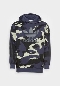Marinblå och svart kamouflage hoodie med framficka, Adidas-logotyp på bröstet, dragsko huva och tre ränder på ärmarna.