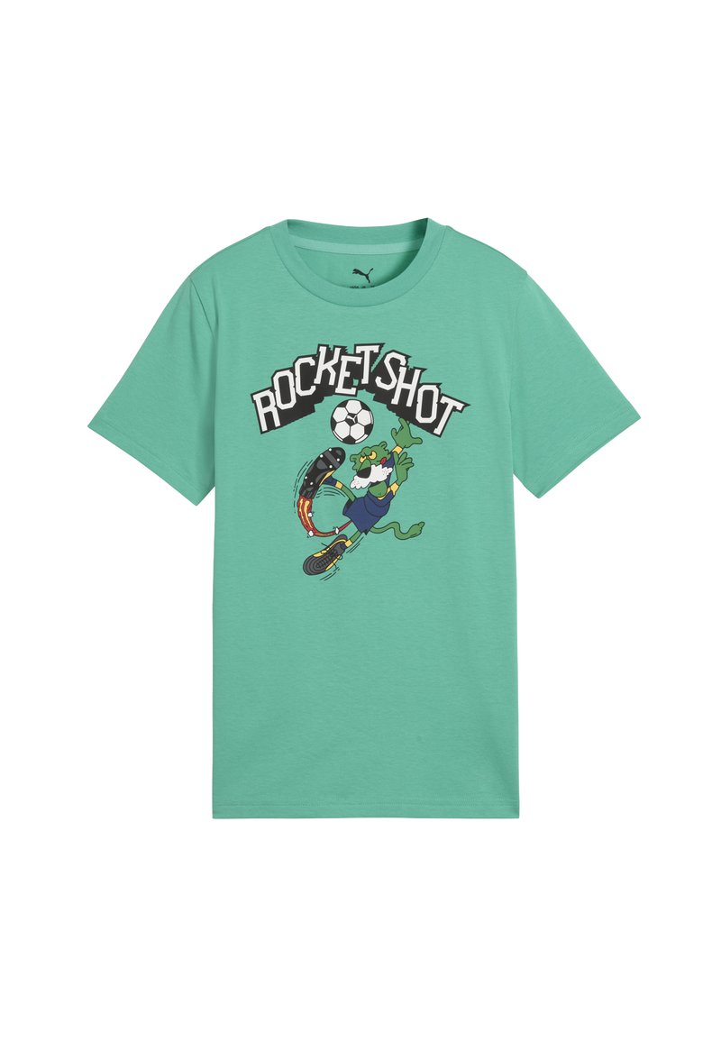 Maglietta verde con un alligatore cartone animato in blu che calcia un pallone da calcio a razzo fiammeggiante sotto il testo "ROCKET SHOT."