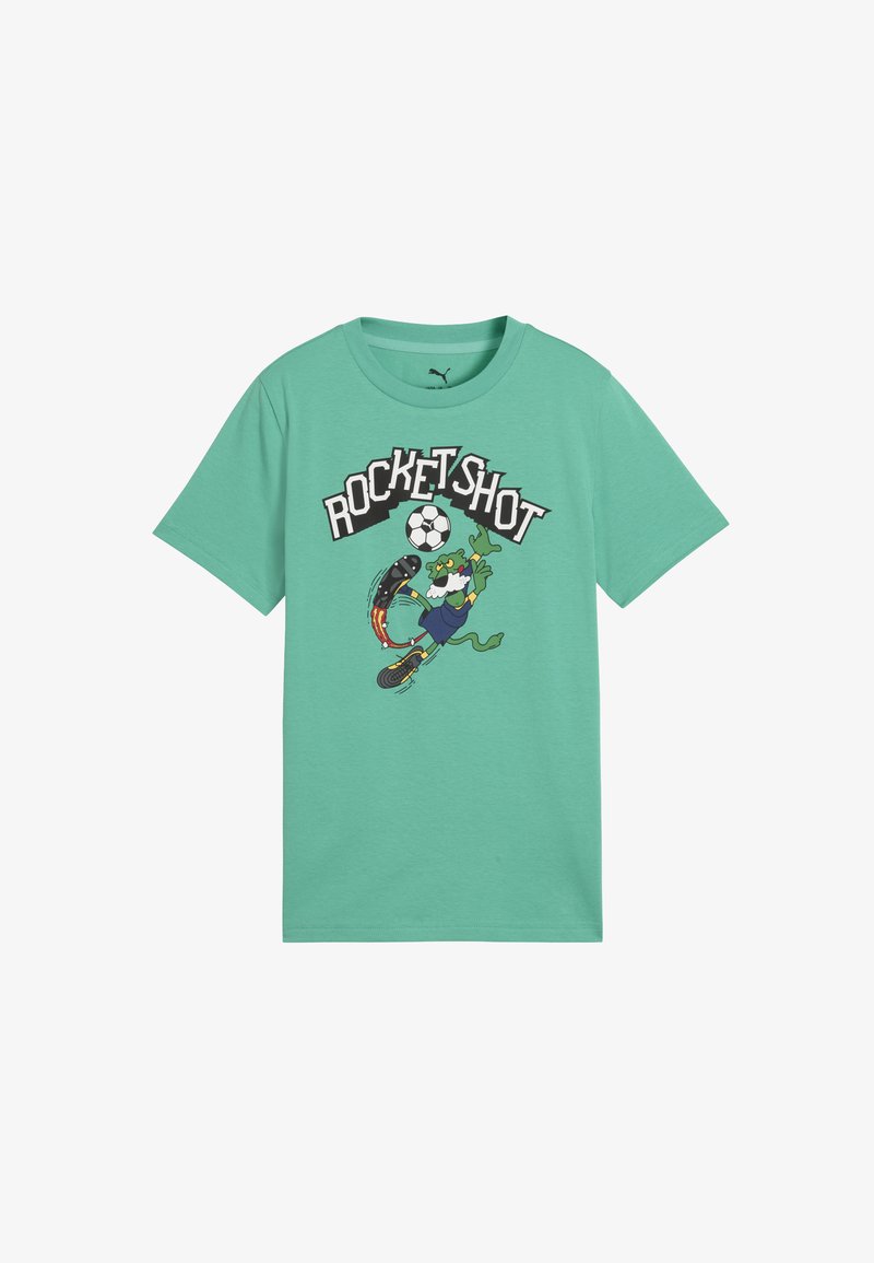 Maglietta verde con un alligatore cartone animato in blu che calcia un pallone da calcio a razzo fiammeggiante sotto il testo "ROCKET SHOT."