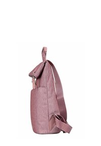 Sac à dos en tissu rose avec une base arrondie, un sommet triangulaire, une bandoulière réglable et une poche zippée sur le côté. Texture et couleur unie sur l'ensemble.