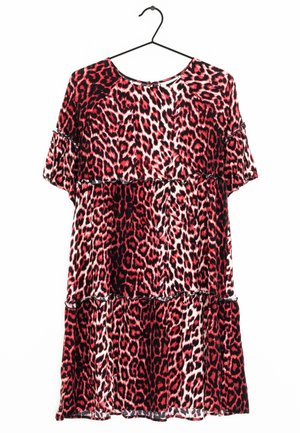 Rotes und schwarzes Leopardenmuster-Kleid mit kurzen Ärmeln, geschichteter Verarbeitung, runder Halslinie und rüschenartigen Akzenten, aus leichtem Stoff gefertigt.