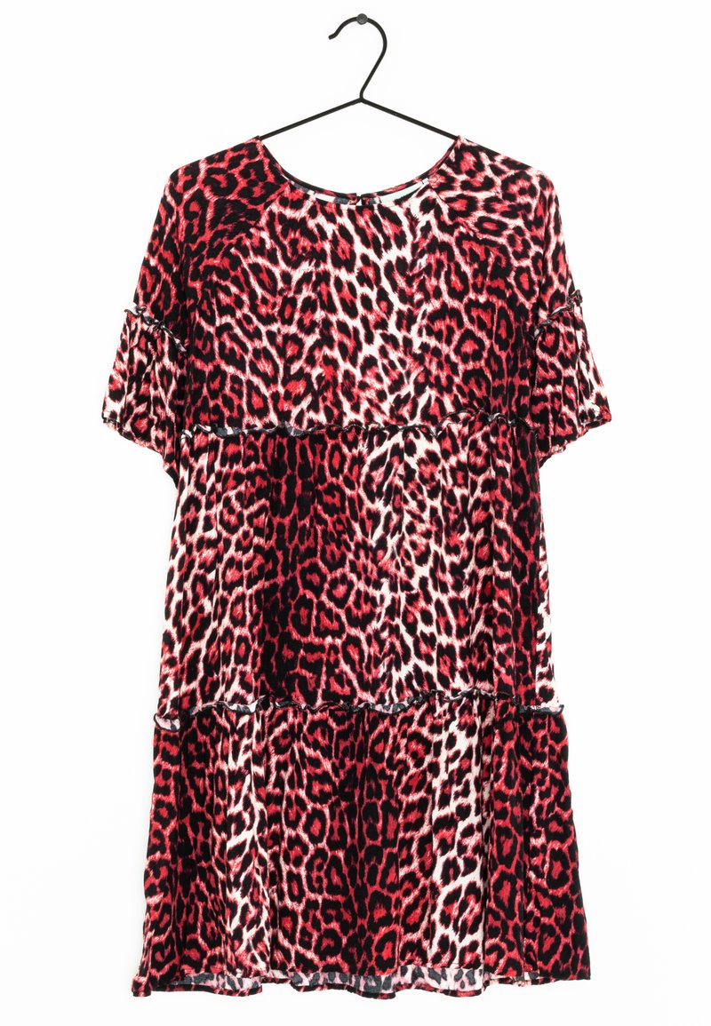 Czerwona i czarna sukienka w print w panterę z krótkimi rękawami, warstwowym krojem, okrągłym dekoltem i falbankami, wykonana z lekkiego materiału.