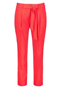 Pantalons taillés rouges avec une texture lisse, dotés d'une ceinture à nouer à la taille et de plis à l'avant, design à jambe droite.
