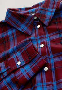 Camisa de cuadros con una combinación de colores roja y azul, hecha de una tela texturizada. Tiene un cuello, botones blancos y un bolsillo en el pecho.