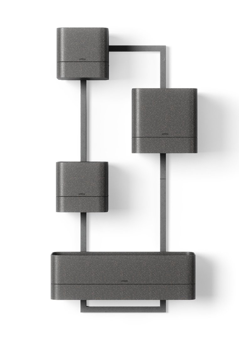 Svart väggmonterad förvaringslösning med behållare i olika storlekar, slät yta och minimalistisk design. Har stiliga, vinklade linjer och en modern estetik.