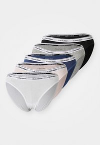 Dámske nohavičky Calvin Klein v bielej, čiernej, sivej, námorníckej a ružovej farbe, vyrobené z mäkkého bavlneného zmesi a s elastickým pásom s logom.