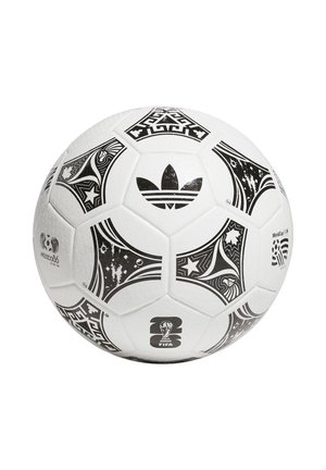 Balón de fútbol Adidas blanco con patrones geométricos y de estrellas en negro, con los logotipos de la Copa Mundial de la FIFA y Adidas visibles en los paneles.