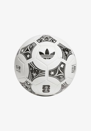 Witte Adidas voetbal met zwarte geometrische en sterpatronen, FIFA Wereldbeker- en Adidas-logo's zichtbaar op de panelen.