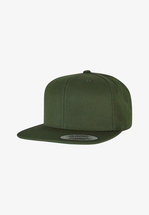 Grøn snapback-kasket med flad skygge, lavet af tekstureret stof. Har et rundt badge på fronten med mærkedetaljer.