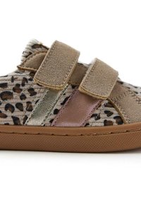 Sneaker con strappo in velcro in tessuto color terra e stampa leopardata, con strisce metalliche grigie e rosa, dotato di una suola in gomma testurizzata.