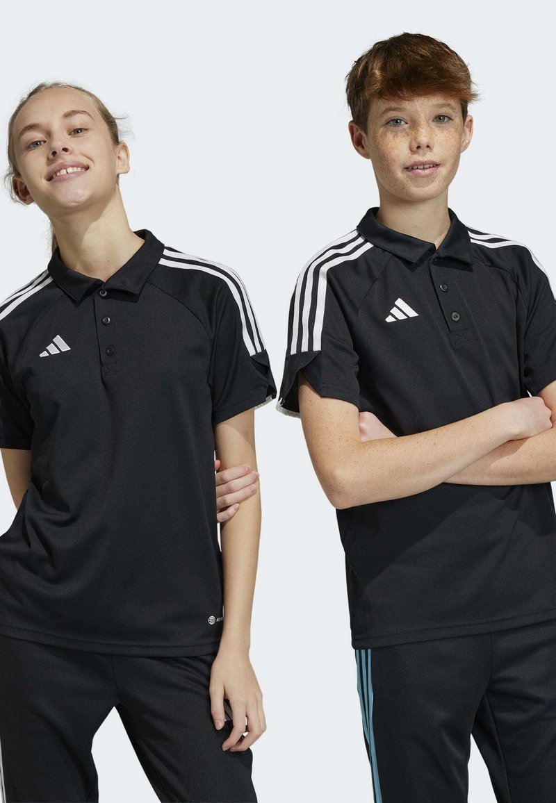 Zwarte sportieve polo shirts met witte drie-streep accenten op de schouders, voorzien van een kraag en knoopsluiting, gecombineerd met bijpassende broeken.