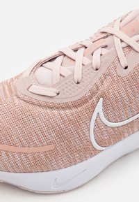 Nike Performance Zapatillas running asfalto - light pink