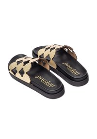 Sandalias negras de tipo slip-on con una parte superior texturizada en dorado con patrones recortados y una suela contorneada negra. Logo dorado de la marca en la plantilla.