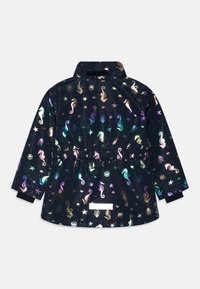 Giacca impermeabile navy con modelli iridescenti di ippocampi e stelle, vita elasticizzata e polsini neri. Caratterizzata da un alto colletto e accenti riflettenti.