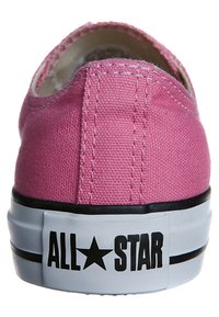 Růžová plátěná bota s nízkým profilem, bílou gumovou podrážkou, černými akcenty a detaily šití. Obsahuje logo "ALL STAR" na patě.