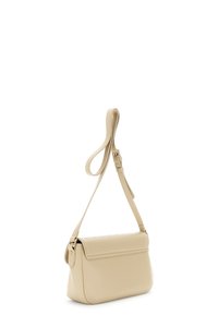 Borsa a tracolla in pelle beige con una texture liscia, forma rettangolare, tracolla regolabile e dettagli decorativi con borchie sul coperchio.