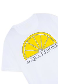 Vit T-shirt med en gul citrongrafik och texten "ACQUA LIMONE" i grått. Kortärmad, rund halsringning, i bomullsmaterial.