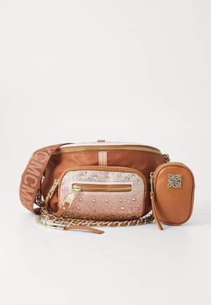 Braune und rosa Umhängetasche mit goldenem Reißverschluss, genietetem Frontfach, abnehmbarem kleinerem Beutel und verstellbarem Riemen mit Markenlogo.