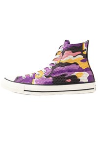 Wysokie sneakersy z fioletowym, czarnym i żółtym wzorem kamuflażu, teksturowana górna część z syntetycznych materiałów, biała gumowa podeszwa i czarne wykończenia.