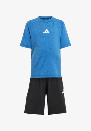 Camisa deportiva de manga corta azul con logo blanco, combinada con pantalones cortos negros con corte en ángulo y bolsillos laterales. Tela ligera y texturada.