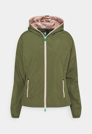 Veste légère vert olive avec une doublure rose doré, fermeture éclair à l'avant et deux poches latérales. Équipée de poignets élastiques et d'une capuche.