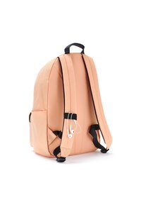 Zaino in tessuto color pesco con accenti neri, dotato di spallacci imbottiti, maniglia superiore e cuffie attaccate a una cinghia.