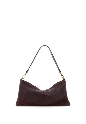 Borsa a tracolla in pelle bordeaux scuro con una sola tracolla e chiusure dorate, caratterizzata da un motivo a punto chevron sul davanti.