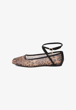 Zapato plano con malla de estampado de leopardo, ribete negro y correa negra para el tobillo con pequeños remaches y hebilla dorada sobre fondo blanco.
