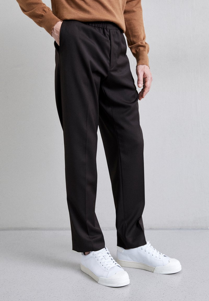 Filippa K RELAXED TROUSERS - Hlače - dark brown