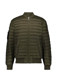 Giacca puffer verde oliva con colletto a costine, zip frontale, tasche laterali e una tasca zip aggiuntiva sul maniche sinistro.