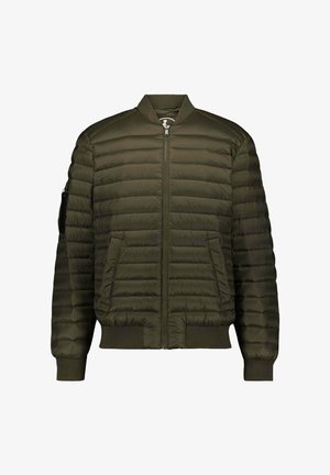 Olijfgroene pufferjack met een geribbelde kraag, een rits aan de voorkant, zijzakken en een extra ritszak op de linkermouw.