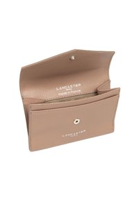 Portafoglio in pelle beige chiaro con finitura testurizzata, tasca interna per carte, scomparto con zip e chiusura a scatto. Presenta loghi del marchio in rilievo.