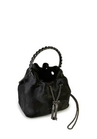 Borsa a secchiello nera in tessuto strutturato, con manico a catena, chiusura a coulisse e dettagli metallici con nappe decorative.