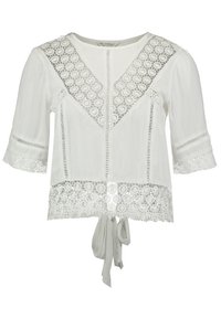 Blusa bianca con tessuto testurizzato, dettagli in pizzo e un fiocco in vita. Presenta maniche corte e un colletto elaborato.