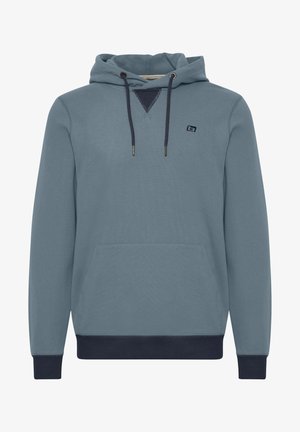 Hættebluse i lyseblåt stof; har en frontlomme, mørkeblå accenter omkring kanten og et lille logo på brystet.