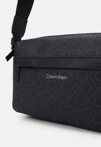Calvin Klein MUST CAMERA BAG MONO UNISEX - Borsa a tracolla - black